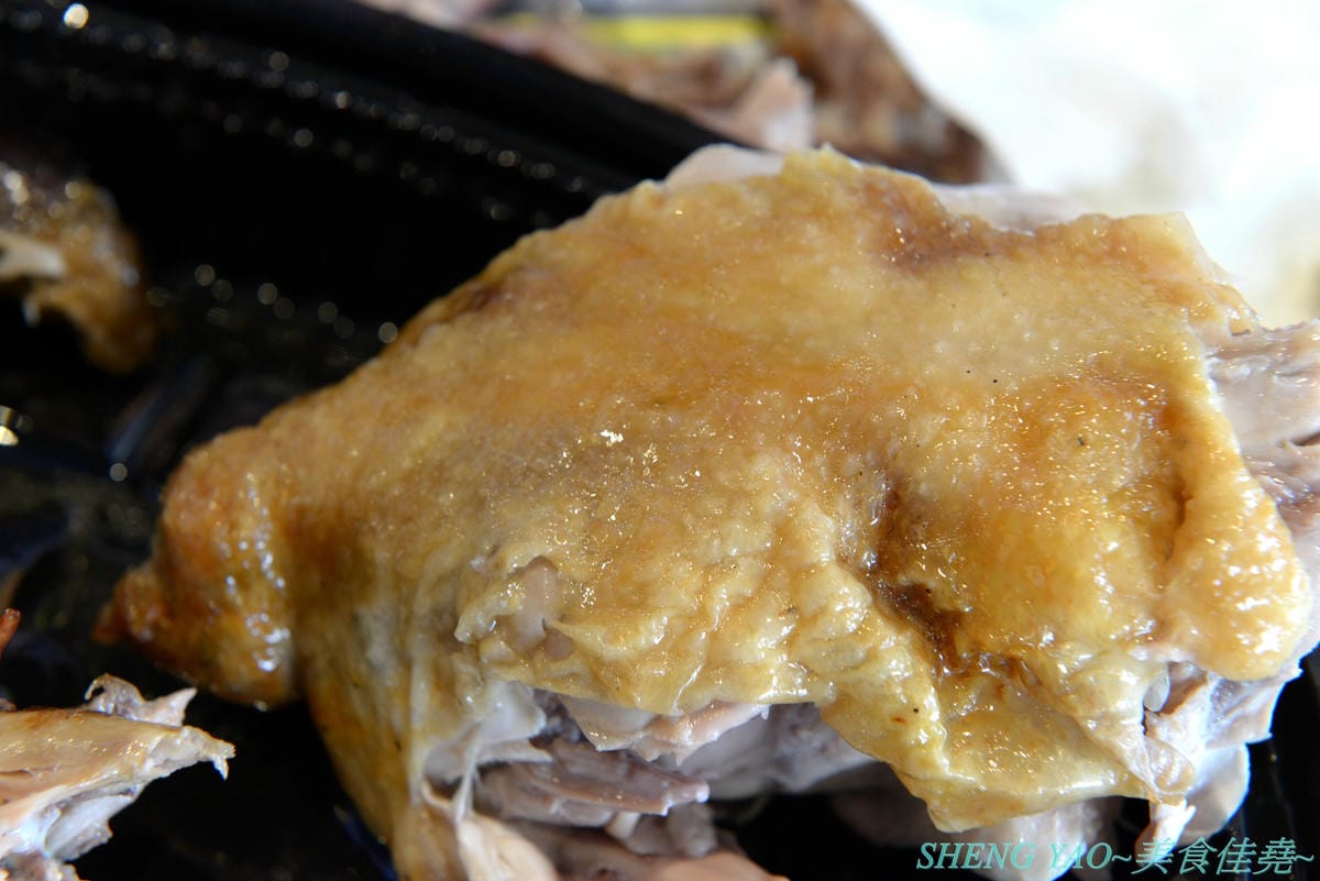 [台中西屯]Gaomei高美脆皮手扒雞 逢甲河南店 – 遊高美濕地必吃美食店家來逢甲附近開分店了,招牌手扒雞外皮金黃油亮,肉質結實又多汁,套餐選擇豐富,多人一起吃雞好歡樂。