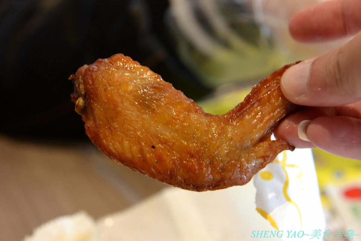 [台中西屯]Gaomei高美脆皮手扒雞 逢甲河南店 – 遊高美濕地必吃美食店家來逢甲附近開分店了,招牌手扒雞外皮金黃油亮,肉質結實又多汁,套餐選擇豐富,多人一起吃雞好歡樂。