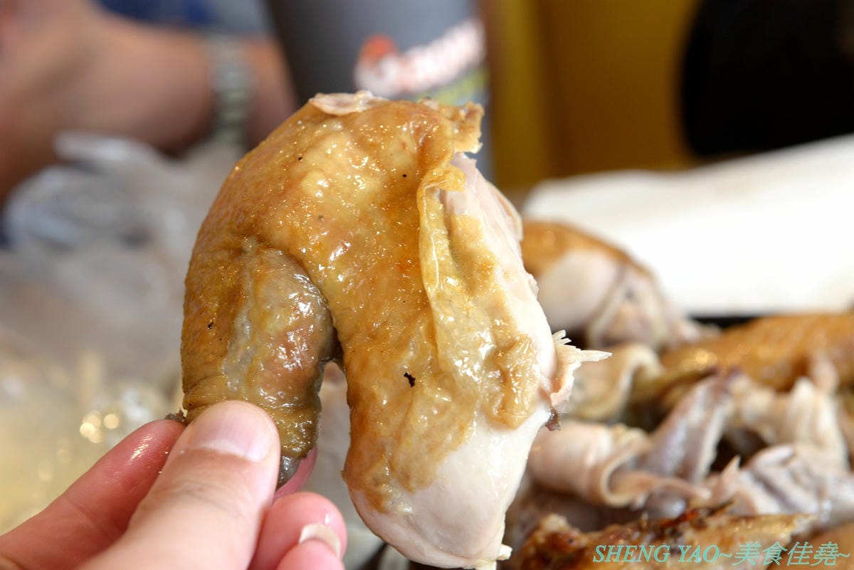 [台中西屯]Gaomei高美脆皮手扒雞 逢甲河南店 – 遊高美濕地必吃美食店家來逢甲附近開分店了,招牌手扒雞外皮金黃油亮,肉質結實又多汁,套餐選擇豐富,多人一起吃雞好歡樂。