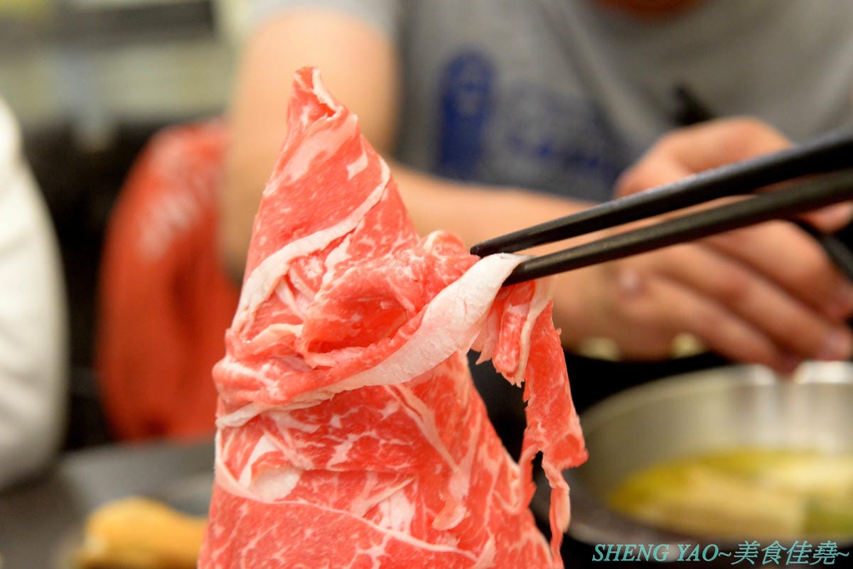 [台中北區]大糧倉 – 中國醫藥大學附近新開的創意鍋物餐廳, 便宜價格大份量,肉類最低只要150元,各式湯頭只要20-30元,套餐一次竟然能選兩份主食,肉盤還可以做成肉肉山,特定肉品還有附加乾冰,超