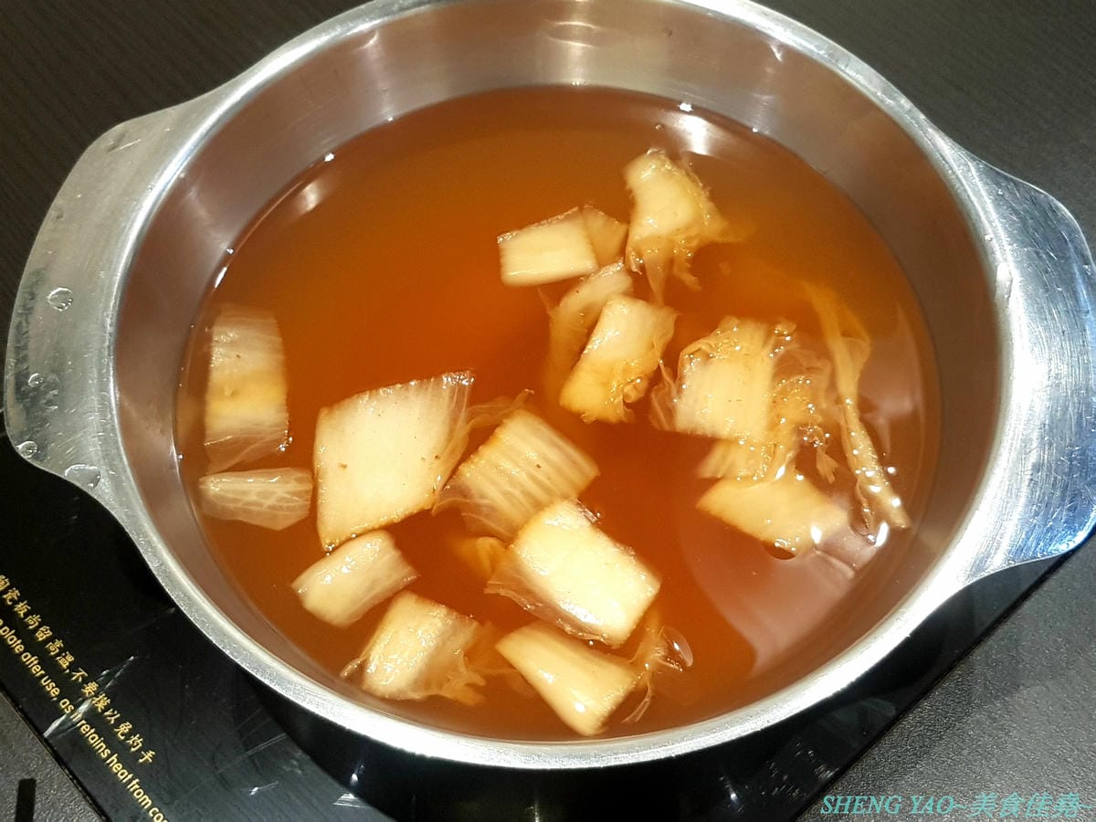 [台中北區]大糧倉 – 中國醫藥大學附近新開的創意鍋物餐廳, 便宜價格大份量,肉類最低只要150元,各式湯頭只要20-30元,套餐一次竟然能選兩份主食,肉盤還可以做成肉肉山,特定肉品還有附加乾冰,超