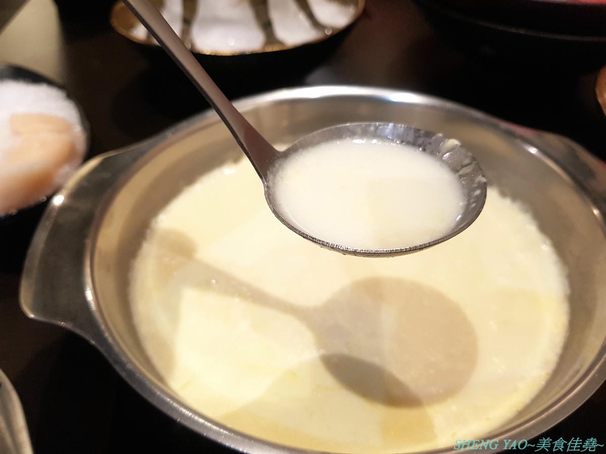[台中北區]大糧倉 – 中國醫藥大學附近新開的創意鍋物餐廳, 便宜價格大份量,肉類最低只要150元,各式湯頭只要20-30元,套餐一次竟然能選兩份主食,肉盤還可以做成肉肉山,特定肉品還有附加乾冰,超