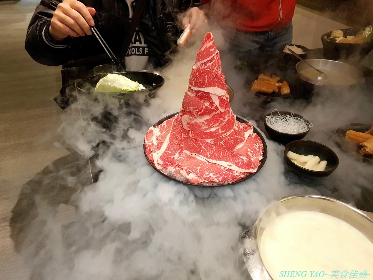 [台中北區]大糧倉 – 中國醫藥大學附近新開的創意鍋物餐廳, 便宜價格大份量,肉類最低只要150元,各式湯頭只要20-30元,套餐一次竟然能選兩份主食,肉盤還可以做成肉肉山,特定肉品還有附加乾冰,超
