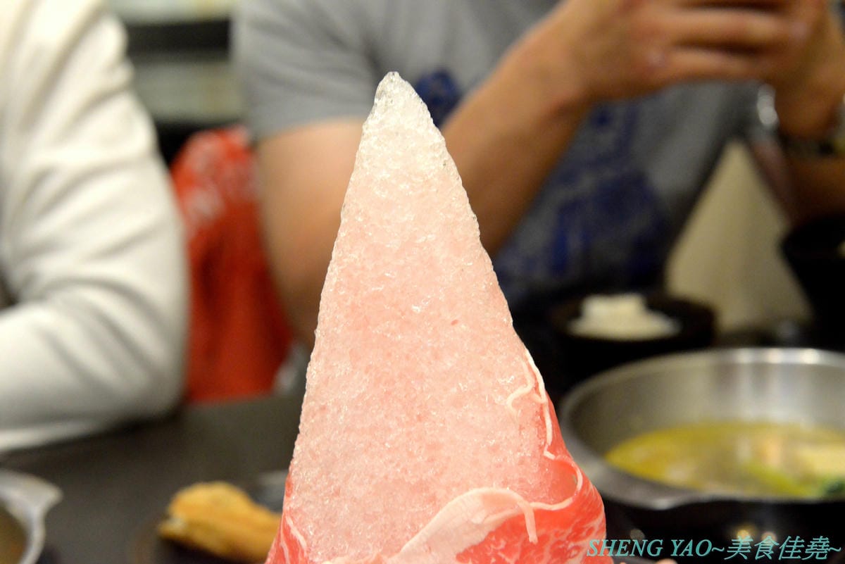 [台中北區]大糧倉 – 中國醫藥大學附近新開的創意鍋物餐廳, 便宜價格大份量,肉類最低只要150元,各式湯頭只要20-30元,套餐一次竟然能選兩份主食,肉盤還可以做成肉肉山,特定肉品還有附加乾冰,超