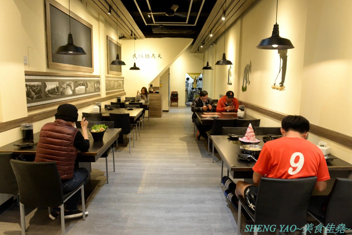 [台中北區]大糧倉 – 中國醫藥大學附近新開的創意鍋物餐廳, 便宜價格大份量,肉類最低只要150元,各式湯頭只要20-30元,套餐一次竟然能選兩份主食,肉盤還可以做成肉肉山,特定肉品還有附加乾冰,超