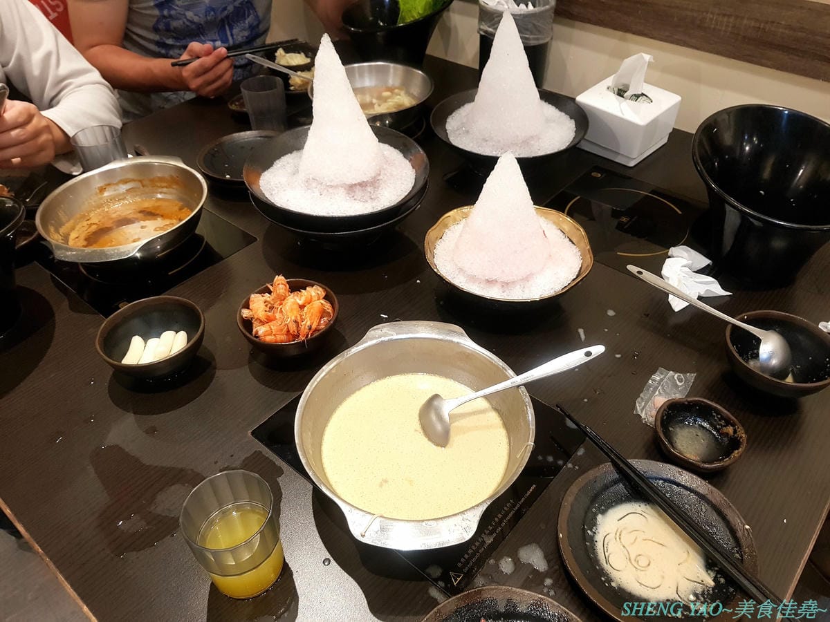 [台中北區]大糧倉 – 中國醫藥大學附近新開的創意鍋物餐廳, 便宜價格大份量,肉類最低只要150元,各式湯頭只要20-30元,套餐一次竟然能選兩份主食,肉盤還可以做成肉肉山,特定肉品還有附加乾冰,超