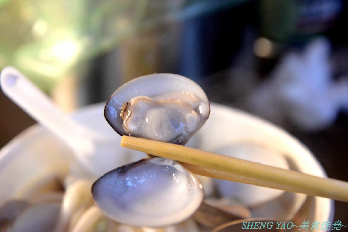 [基隆仁愛]蛤蜊娘 – 廟口夜市特色蛤蜊燒,蛤蜊飽滿大顆又新鮮,五種口味湯頭可選,點大份能免費加烏龍麵吃起來更有飽足感,營業到半夜,吃消夜又一選擇。