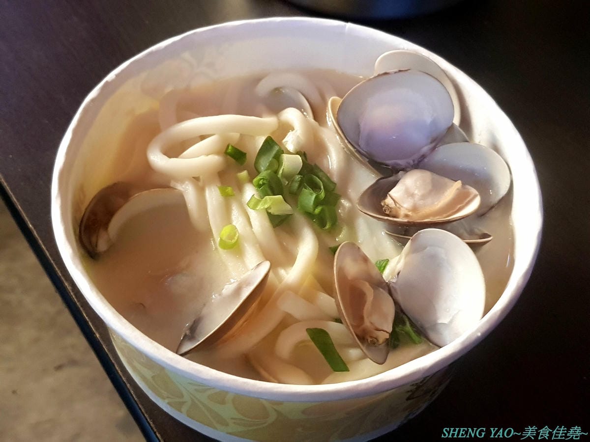 [基隆仁愛]蛤蜊娘 – 廟口夜市特色蛤蜊燒,蛤蜊飽滿大顆又新鮮,五種口味湯頭可選,點大份能免費加烏龍麵吃起來更有飽足感,營業到半夜,吃消夜又一選擇。