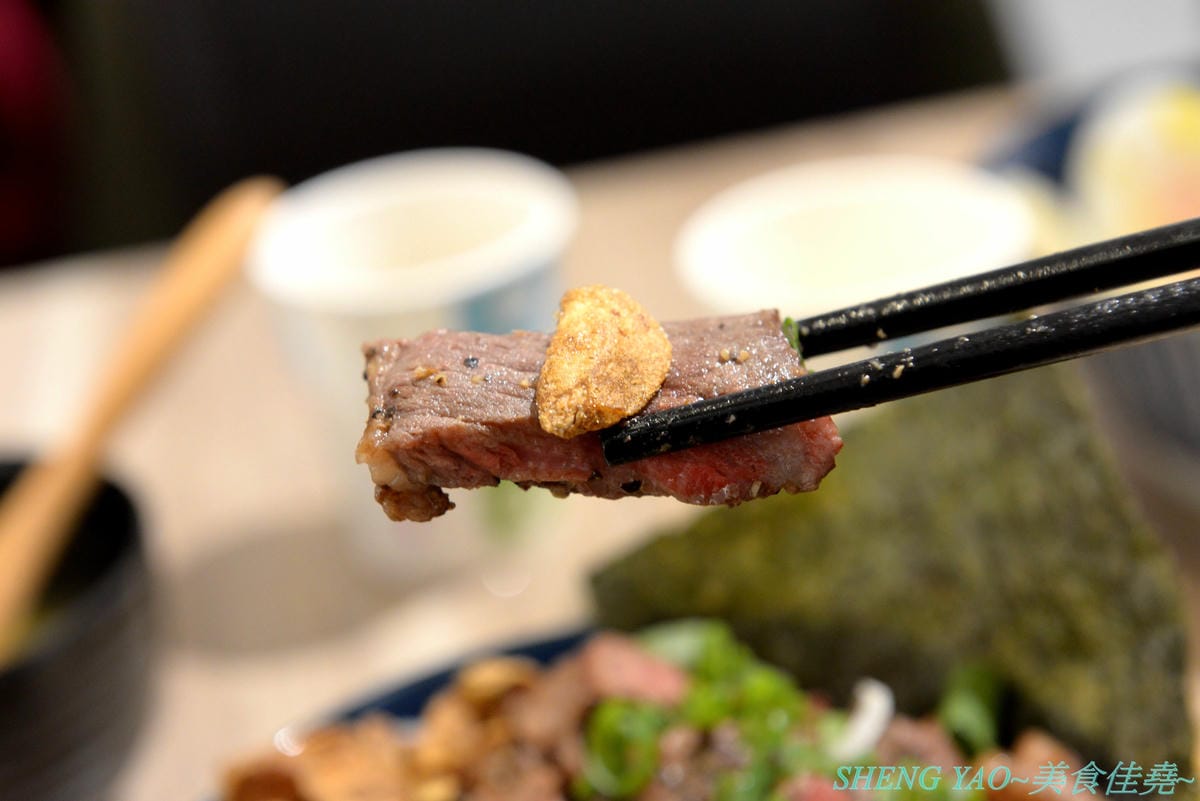 [基隆仁愛]虎藏燒肉丼食所 基隆廟口店 – 基隆首家燒肉丼飯專賣店,炭火直烤燒肉好美味,牛肉使用CHOICE和PRIME等級,內用白飯免費續,還有冷熱飲冰沙熱湯自助吧,C/P值還不錯。