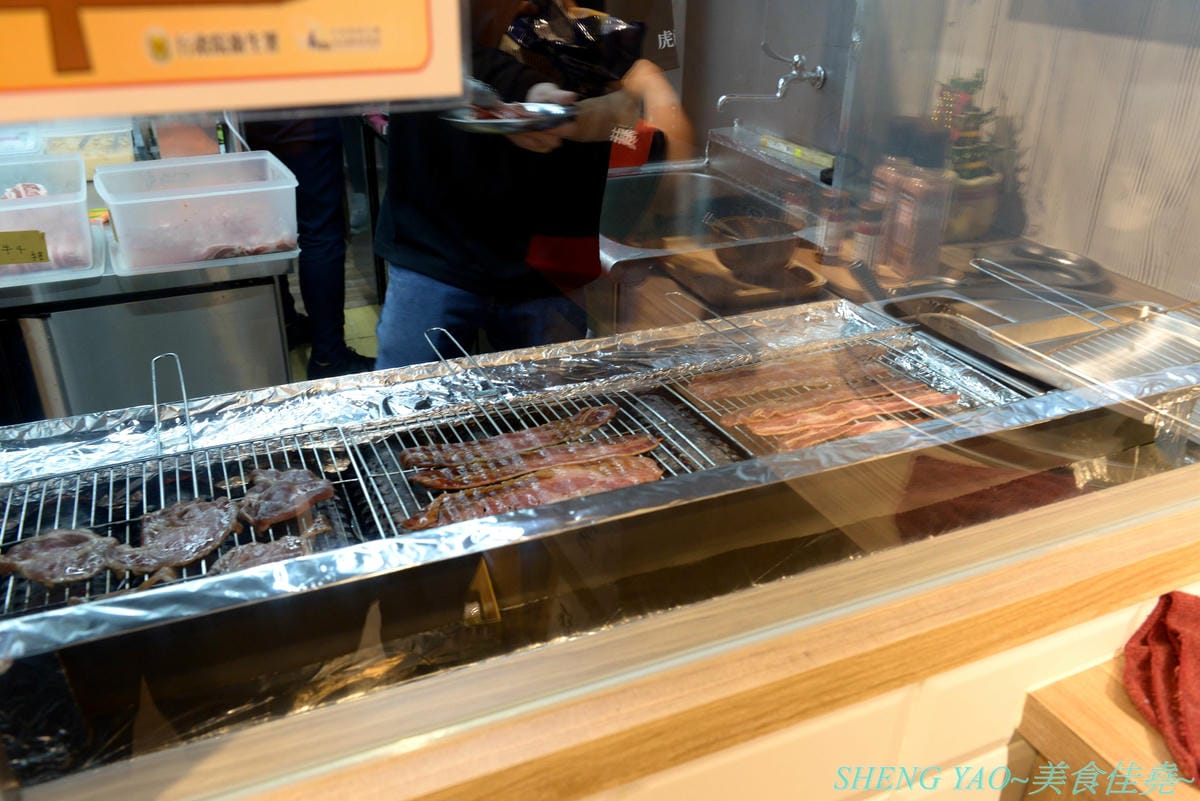 [基隆仁愛]虎藏燒肉丼食所 基隆廟口店 – 基隆首家燒肉丼飯專賣店,炭火直烤燒肉好美味,牛肉使用CHOICE和PRIME等級,內用白飯免費續,還有冷熱飲冰沙熱湯自助吧,C/P值還不錯。