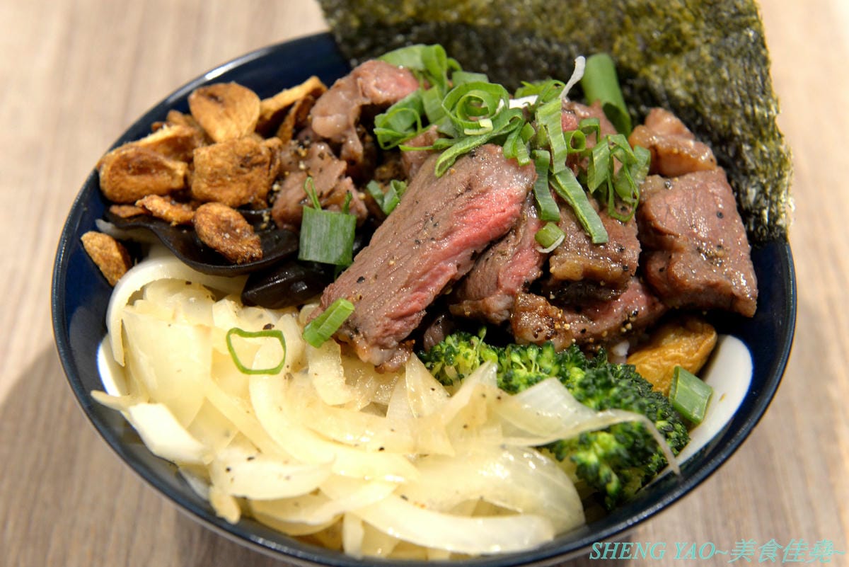 [基隆仁愛]虎藏燒肉丼食所 基隆廟口店 – 基隆首家燒肉丼飯專賣店,炭火直烤燒肉好美味,牛肉使用CHOICE和PRIME等級,內用白飯免費續,還有冷熱飲冰沙熱湯自助吧,C/P值還不錯。