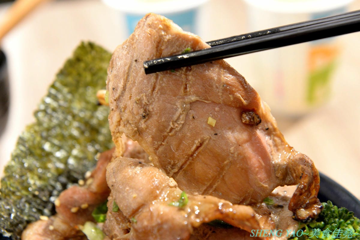 [基隆仁愛]虎藏燒肉丼食所 基隆廟口店 – 基隆首家燒肉丼飯專賣店,炭火直烤燒肉好美味,牛肉使用CHOICE和PRIME等級,內用白飯免費續,還有冷熱飲冰沙熱湯自助吧,C/P值還不錯。