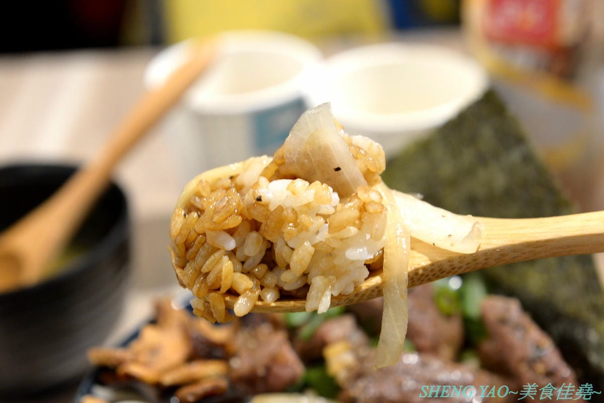 [基隆仁愛]虎藏燒肉丼食所 基隆廟口店 – 基隆首家燒肉丼飯專賣店,炭火直烤燒肉好美味,牛肉使用CHOICE和PRIME等級,內用白飯免費續,還有冷熱飲冰沙熱湯自助吧,C/P值還不錯。