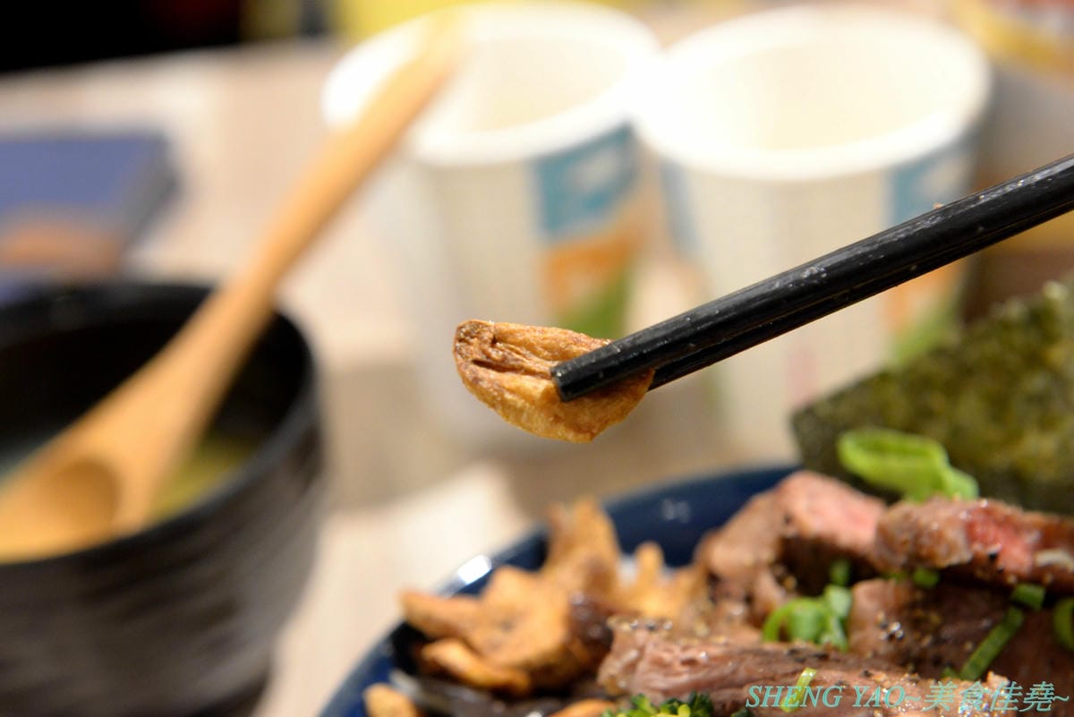 [基隆仁愛]虎藏燒肉丼食所 基隆廟口店 – 基隆首家燒肉丼飯專賣店,炭火直烤燒肉好美味,牛肉使用CHOICE和PRIME等級,內用白飯免費續,還有冷熱飲冰沙熱湯自助吧,C/P值還不錯。