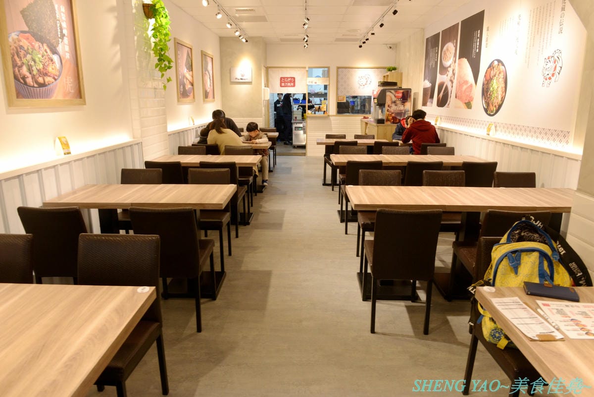 [基隆仁愛]虎藏燒肉丼食所 基隆廟口店 – 基隆首家燒肉丼飯專賣店,炭火直烤燒肉好美味,牛肉使用CHOICE和PRIME等級,內用白飯免費續,還有冷熱飲冰沙熱湯自助吧,C/P值還不錯。
