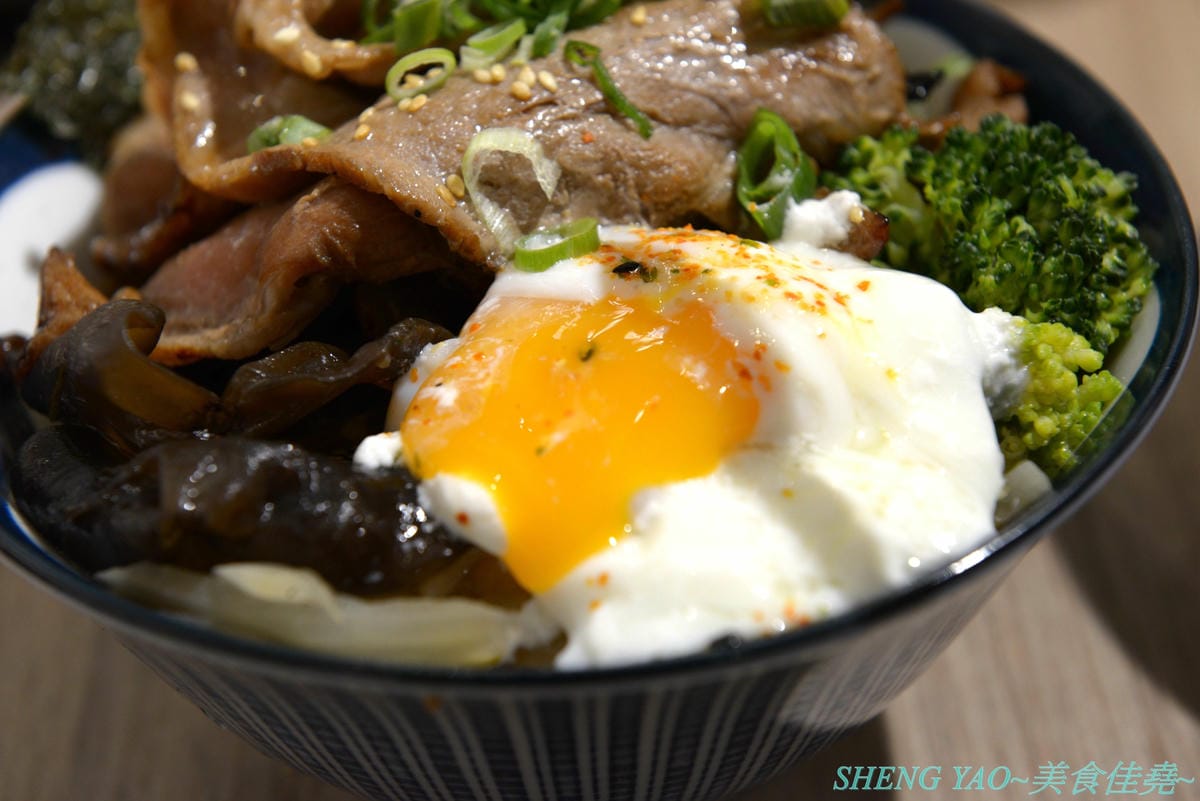 [基隆仁愛]虎藏燒肉丼食所 基隆廟口店 – 基隆首家燒肉丼飯專賣店,炭火直烤燒肉好美味,牛肉使用CHOICE和PRIME等級,內用白飯免費續,還有冷熱飲冰沙熱湯自助吧,C/P值還不錯。