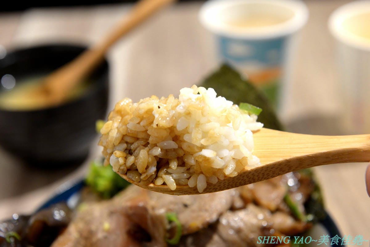 [基隆仁愛]虎藏燒肉丼食所 基隆廟口店 – 基隆首家燒肉丼飯專賣店,炭火直烤燒肉好美味,牛肉使用CHOICE和PRIME等級,內用白飯免費續,還有冷熱飲冰沙熱湯自助吧,C/P值還不錯。