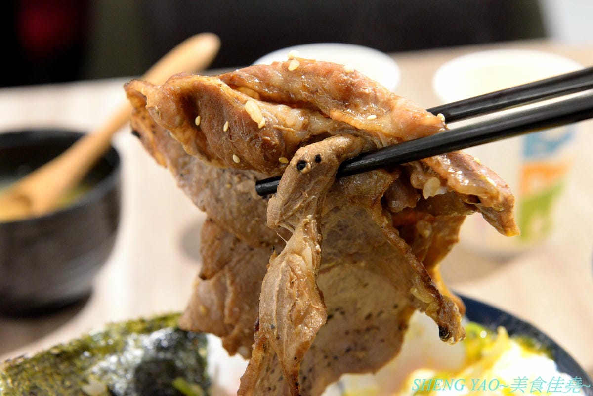 [基隆仁愛]虎藏燒肉丼食所 基隆廟口店 – 基隆首家燒肉丼飯專賣店,炭火直烤燒肉好美味,牛肉使用CHOICE和PRIME等級,內用白飯免費續,還有冷熱飲冰沙熱湯自助吧,C/P值還不錯。