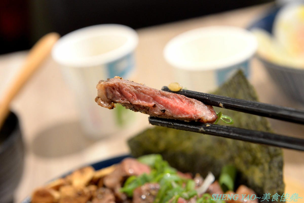 [基隆仁愛]虎藏燒肉丼食所 基隆廟口店 – 基隆首家燒肉丼飯專賣店,炭火直烤燒肉好美味,牛肉使用CHOICE和PRIME等級,內用白飯免費續,還有冷熱飲冰沙熱湯自助吧,C/P值還不錯。