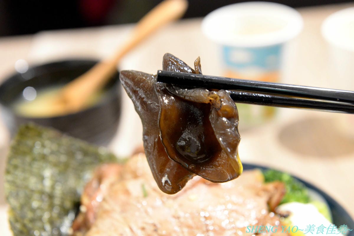 [基隆仁愛]虎藏燒肉丼食所 基隆廟口店 – 基隆首家燒肉丼飯專賣店,炭火直烤燒肉好美味,牛肉使用CHOICE和PRIME等級,內用白飯免費續,還有冷熱飲冰沙熱湯自助吧,C/P值還不錯。