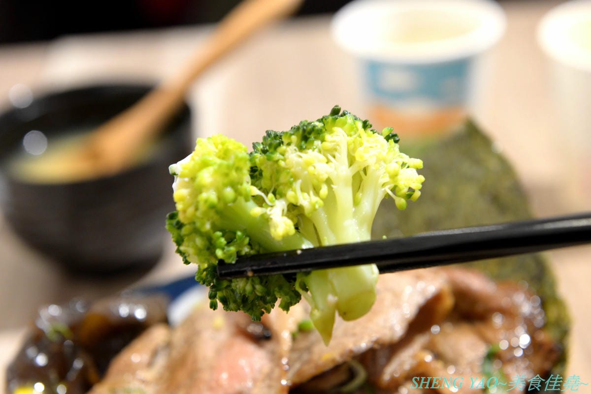[基隆仁愛]虎藏燒肉丼食所 基隆廟口店 – 基隆首家燒肉丼飯專賣店,炭火直烤燒肉好美味,牛肉使用CHOICE和PRIME等級,內用白飯免費續,還有冷熱飲冰沙熱湯自助吧,C/P值還不錯。