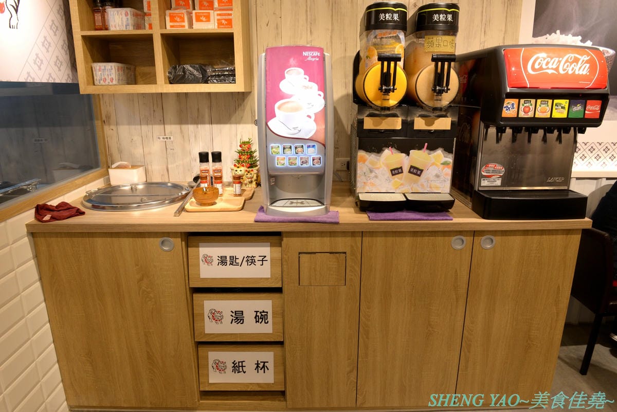[基隆仁愛]虎藏燒肉丼食所 基隆廟口店 – 基隆首家燒肉丼飯專賣店,炭火直烤燒肉好美味,牛肉使用CHOICE和PRIME等級,內用白飯免費續,還有冷熱飲冰沙熱湯自助吧,C/P值還不錯。