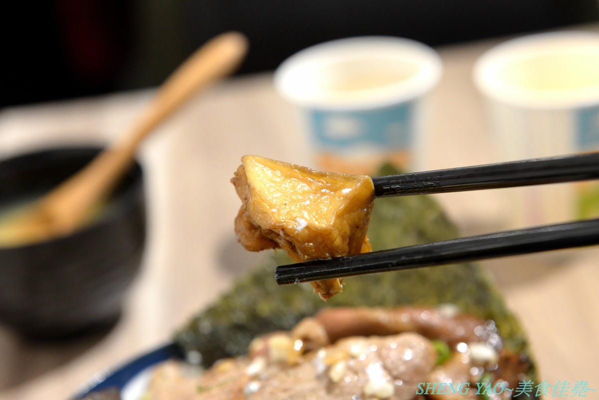 [基隆仁愛]虎藏燒肉丼食所 基隆廟口店 – 基隆首家燒肉丼飯專賣店,炭火直烤燒肉好美味,牛肉使用CHOICE和PRIME等級,內用白飯免費續,還有冷熱飲冰沙熱湯自助吧,C/P值還不錯。