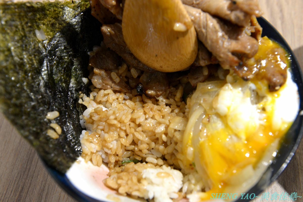 [基隆仁愛]虎藏燒肉丼食所 基隆廟口店 – 基隆首家燒肉丼飯專賣店,炭火直烤燒肉好美味,牛肉使用CHOICE和PRIME等級,內用白飯免費續,還有冷熱飲冰沙熱湯自助吧,C/P值還不錯。