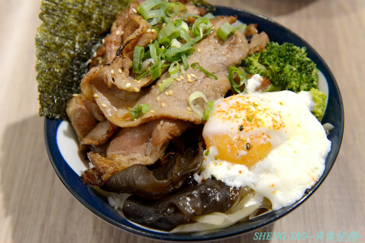 [基隆仁愛]虎藏燒肉丼食所 基隆廟口店 – 基隆首家燒肉丼飯專賣店,炭火直烤燒肉好美味,牛肉使用CHOICE和PRIME等級,內用白飯免費續,還有冷熱飲冰沙熱湯自助吧,C/P值還不錯。