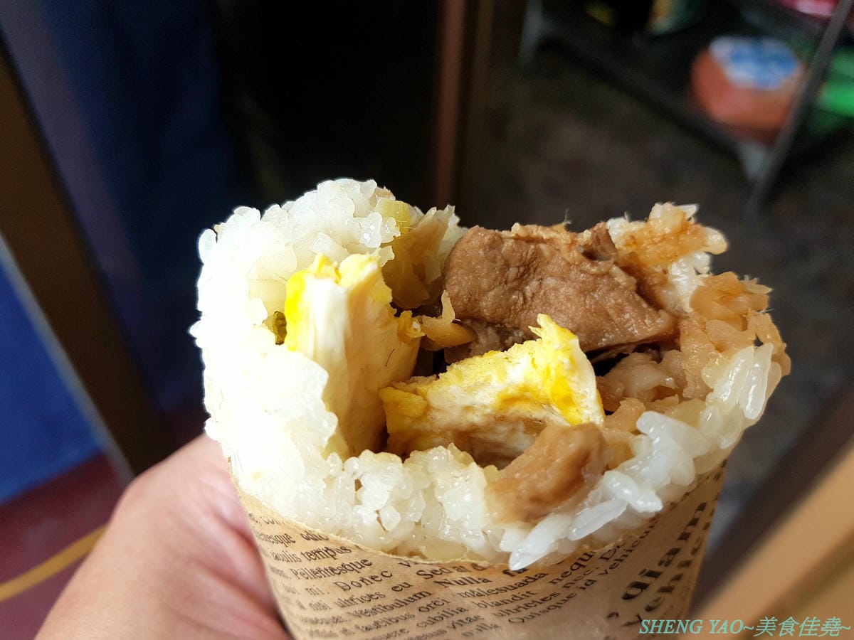 [台中沙鹿]樂窩本玩 手作飯糰茶飲 – 沙鹿新的好吃手作飯糰攤,文青風包裝,外型特別,口味有傳統有創新,配料好吃真材實料,份量具有飽足感,攤開吃捲著吃都方便,大推泰式打拋豬和嫩煎豬排。