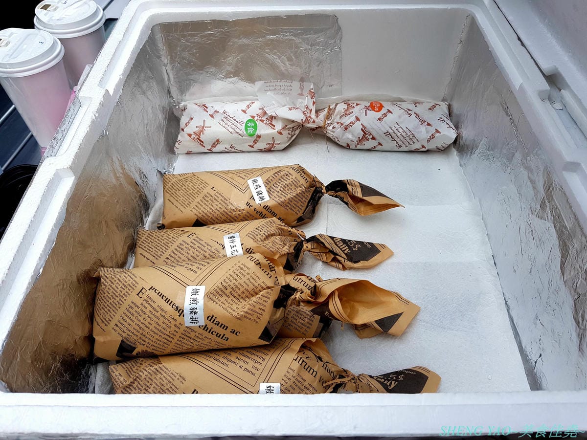 [台中沙鹿]樂窩本玩 手作飯糰茶飲 – 沙鹿新的好吃手作飯糰攤,文青風包裝,外型特別,口味有傳統有創新,配料好吃真材實料,份量具有飽足感,攤開吃捲著吃都方便,大推泰式打拋豬和嫩煎豬排。