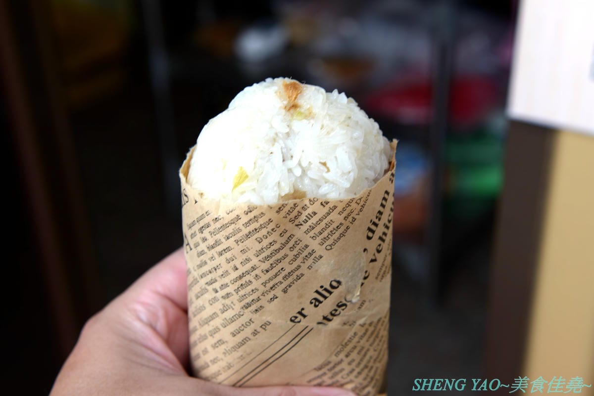 [台中沙鹿]樂窩本玩 手作飯糰茶飲 – 沙鹿新的好吃手作飯糰攤,文青風包裝,外型特別,口味有傳統有創新,配料好吃真材實料,份量具有飽足感,攤開吃捲著吃都方便,大推泰式打拋豬和嫩煎豬排。