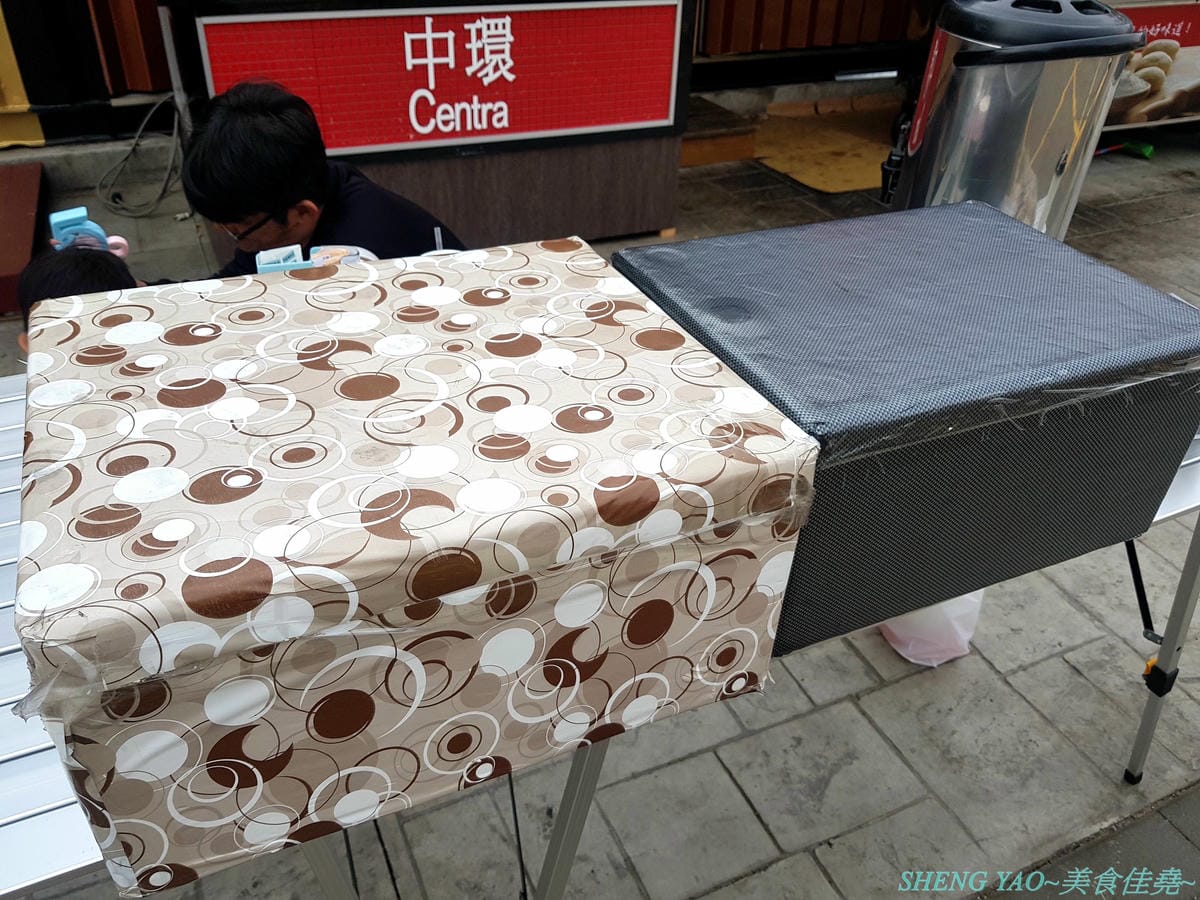 [台中沙鹿]樂窩本玩 手作飯糰茶飲 – 沙鹿新的好吃手作飯糰攤,文青風包裝,外型特別,口味有傳統有創新,配料好吃真材實料,份量具有飽足感,攤開吃捲著吃都方便,大推泰式打拋豬和嫩煎豬排。