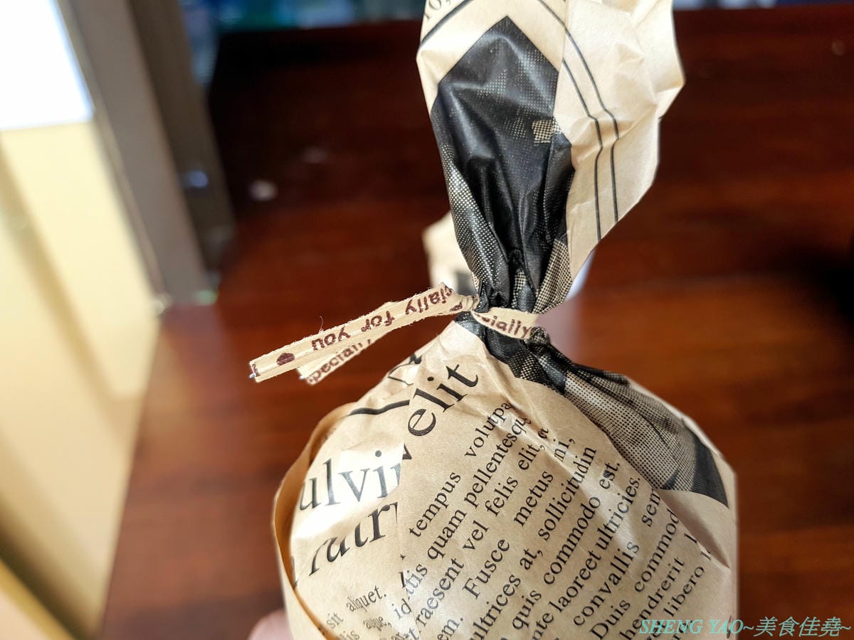 [台中沙鹿]樂窩本玩 手作飯糰茶飲 – 沙鹿新的好吃手作飯糰攤,文青風包裝,外型特別,口味有傳統有創新,配料好吃真材實料,份量具有飽足感,攤開吃捲著吃都方便,大推泰式打拋豬和嫩煎豬排。