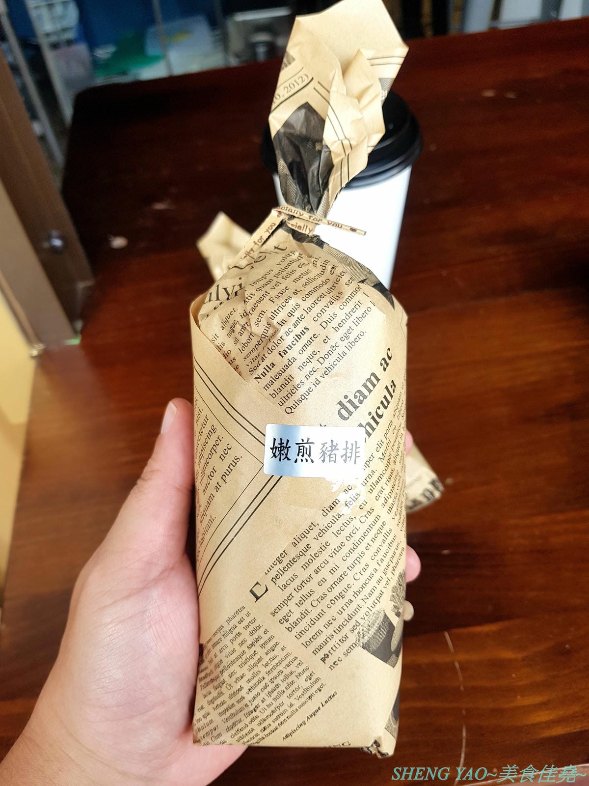 [台中沙鹿]樂窩本玩 手作飯糰茶飲 – 沙鹿新的好吃手作飯糰攤,文青風包裝,外型特別,口味有傳統有創新,配料好吃真材實料,份量具有飽足感,攤開吃捲著吃都方便,大推泰式打拋豬和嫩煎豬排。