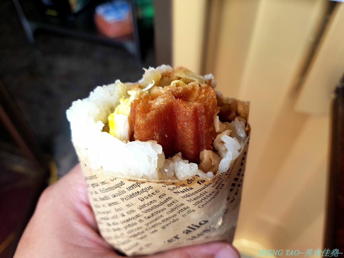 [台中沙鹿]樂窩本玩 手作飯糰茶飲 – 沙鹿新的好吃手作飯糰攤,文青風包裝,外型特別,口味有傳統有創新,配料好吃真材實料,份量具有飽足感,攤開吃捲著吃都方便,大推泰式打拋豬和嫩煎豬排。
