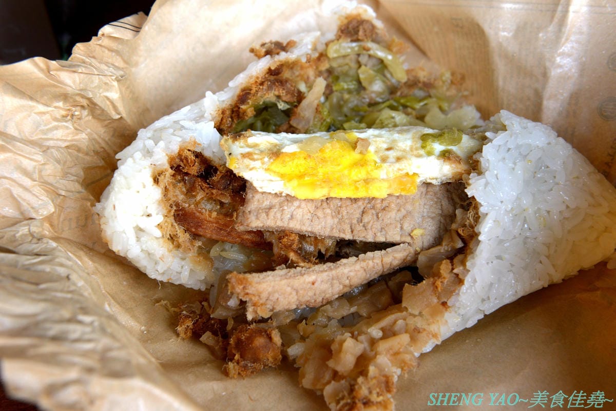[台中沙鹿]樂窩本玩 手作飯糰茶飲 – 沙鹿新的好吃手作飯糰攤,文青風包裝,外型特別,口味有傳統有創新,配料好吃真材實料,份量具有飽足感,攤開吃捲著吃都方便,大推泰式打拋豬和嫩煎豬排。