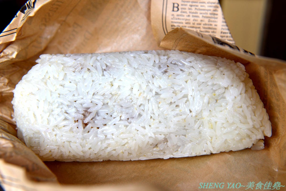 [台中沙鹿]樂窩本玩 手作飯糰茶飲 – 沙鹿新的好吃手作飯糰攤,文青風包裝,外型特別,口味有傳統有創新,配料好吃真材實料,份量具有飽足感,攤開吃捲著吃都方便,大推泰式打拋豬和嫩煎豬排。
