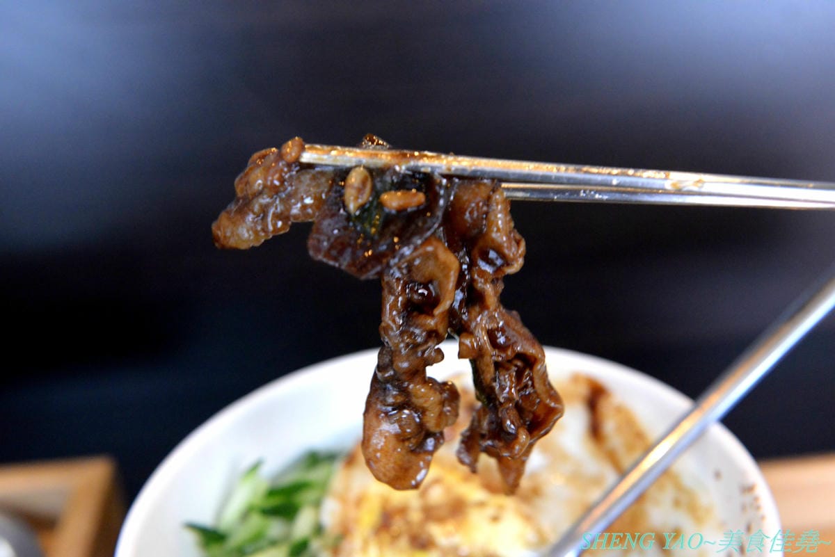 [台中龍井]On The Rice 上米韓食堂 – 東海商圈新開的韓式小食堂,老闆是帥氣挺拔的年輕韓國人,餐點現點現做,醬汁也是現煮,好吃口味道地不會重辣甜膩,接受度很高,百元價格很親民,內用還有韓國人