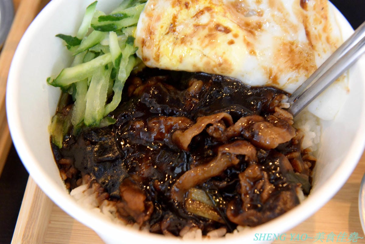 [台中龍井]On The Rice 上米韓食堂 – 東海商圈新開的韓式小食堂,老闆是帥氣挺拔的年輕韓國人,餐點現點現做,醬汁也是現煮,好吃口味道地不會重辣甜膩,接受度很高,百元價格很親民,內用還有韓國人