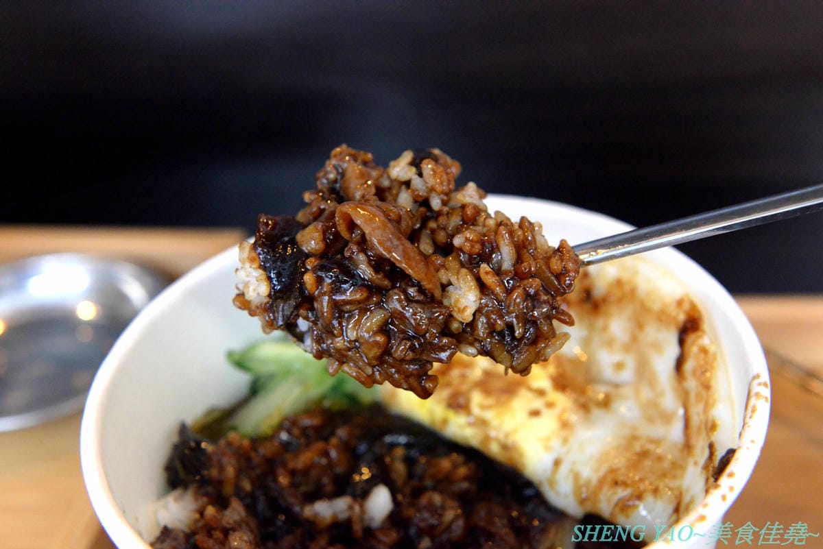 [台中龍井]On The Rice 上米韓食堂 – 東海商圈新開的韓式小食堂,老闆是帥氣挺拔的年輕韓國人,餐點現點現做,醬汁也是現煮,好吃口味道地不會重辣甜膩,接受度很高,百元價格很親民,內用還有韓國人