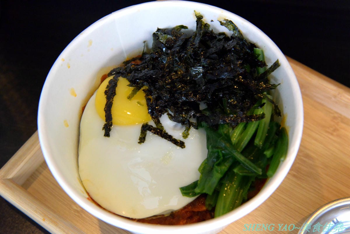 [台中龍井]On The Rice 上米韓食堂 – 東海商圈新開的韓式小食堂,老闆是帥氣挺拔的年輕韓國人,餐點現點現做,醬汁也是現煮,好吃口味道地不會重辣甜膩,接受度很高,百元價格很親民,內用還有韓國人