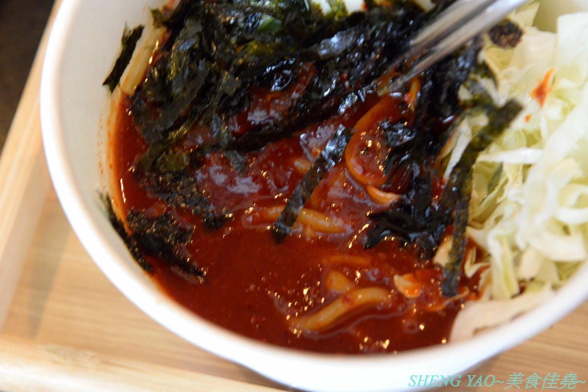 [台中龍井]On The Rice 上米韓食堂 – 東海商圈新開的韓式小食堂,老闆是帥氣挺拔的年輕韓國人,餐點現點現做,醬汁也是現煮,好吃口味道地不會重辣甜膩,接受度很高,百元價格很親民,內用還有韓國人