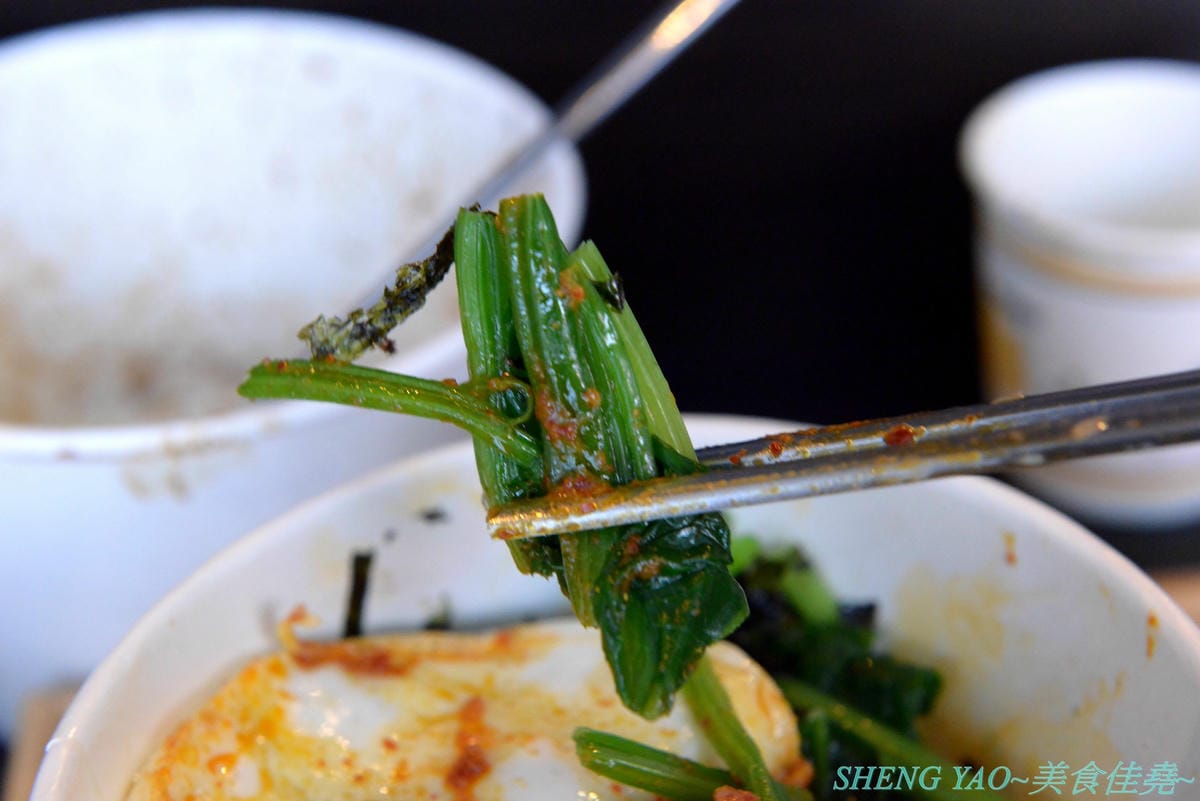 [台中龍井]On The Rice 上米韓食堂 – 東海商圈新開的韓式小食堂,老闆是帥氣挺拔的年輕韓國人,餐點現點現做,醬汁也是現煮,好吃口味道地不會重辣甜膩,接受度很高,百元價格很親民,內用還有韓國人