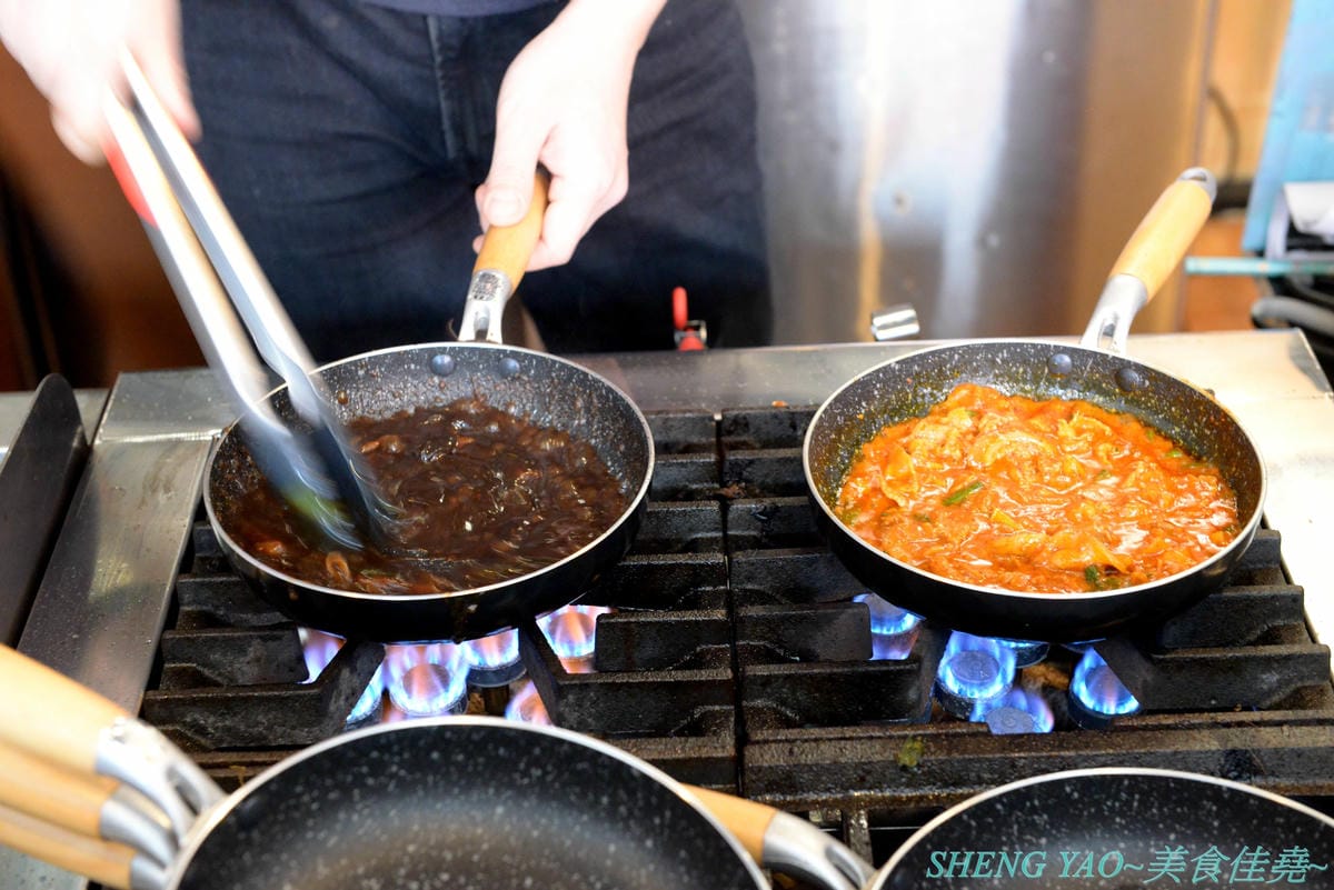 [台中龍井]On The Rice 上米韓食堂 – 東海商圈新開的韓式小食堂,老闆是帥氣挺拔的年輕韓國人,餐點現點現做,醬汁也是現煮,好吃口味道地不會重辣甜膩,接受度很高,百元價格很親民,內用還有韓國人