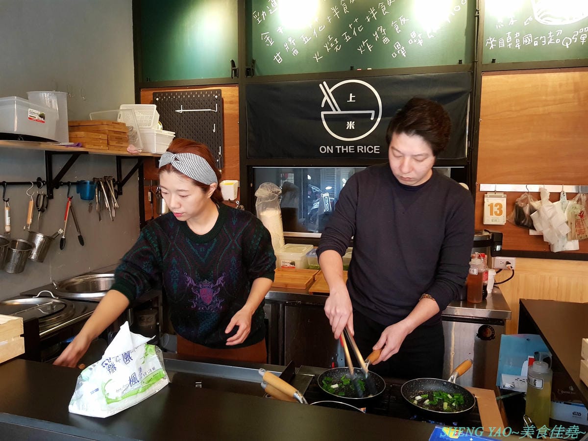 [台中龍井]On The Rice 上米韓食堂 – 東海商圈新開的韓式小食堂,老闆是帥氣挺拔的年輕韓國人,餐點現點現做,醬汁也是現煮,好吃口味道地不會重辣甜膩,接受度很高,百元價格很親民,內用還有韓國人
