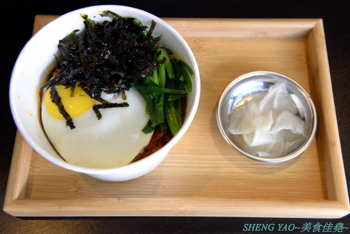 [台中龍井]On The Rice 上米韓食堂 – 東海商圈新開的韓式小食堂,老闆是帥氣挺拔的年輕韓國人,餐點現點現做,醬汁也是現煮,好吃口味道地不會重辣甜膩,接受度很高,百元價格很親民,內用還有韓國人