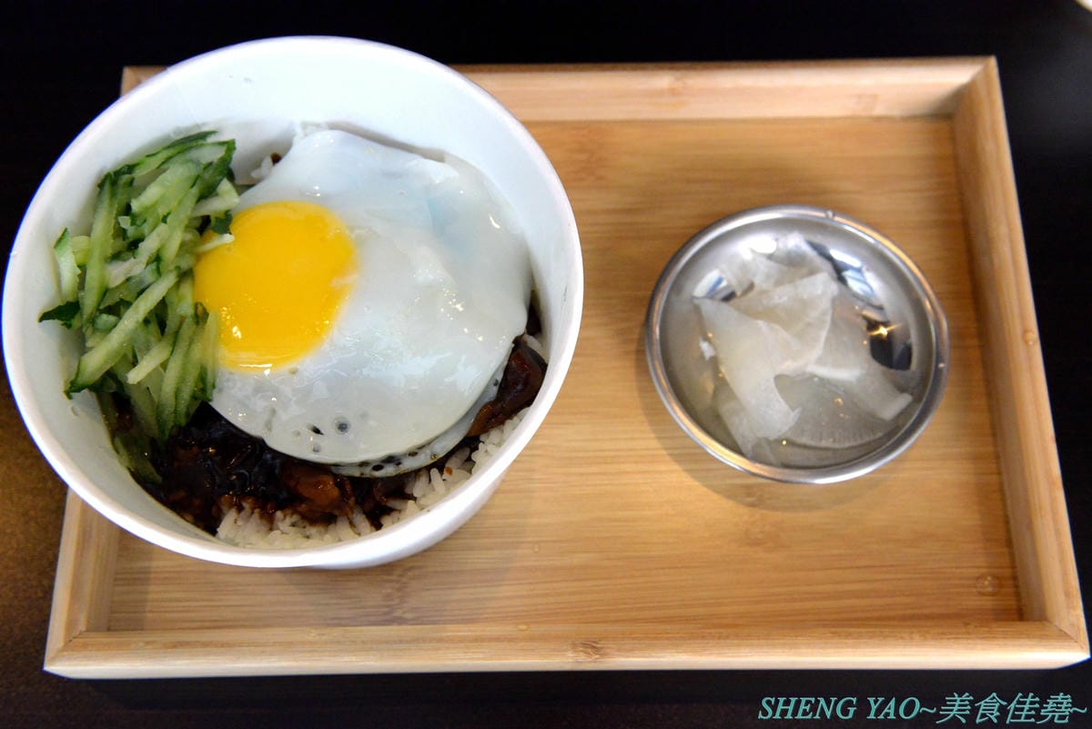 [台中龍井]On The Rice 上米韓食堂 – 東海商圈新開的韓式小食堂,老闆是帥氣挺拔的年輕韓國人,餐點現點現做,醬汁也是現煮,好吃口味道地不會重辣甜膩,接受度很高,百元價格很親民,內用還有韓國人