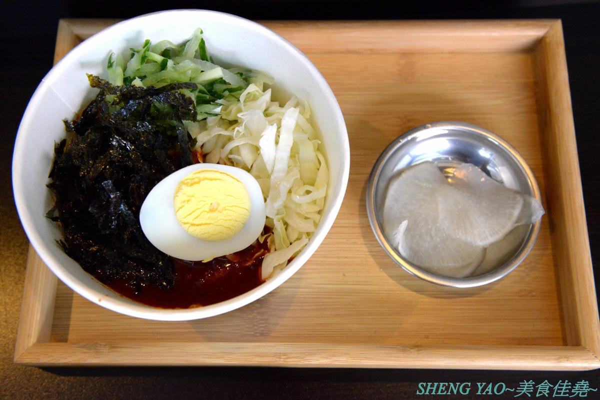 [台中龍井]On The Rice 上米韓食堂 – 東海商圈新開的韓式小食堂,老闆是帥氣挺拔的年輕韓國人,餐點現點現做,醬汁也是現煮,好吃口味道地不會重辣甜膩,接受度很高,百元價格很親民,內用還有韓國人