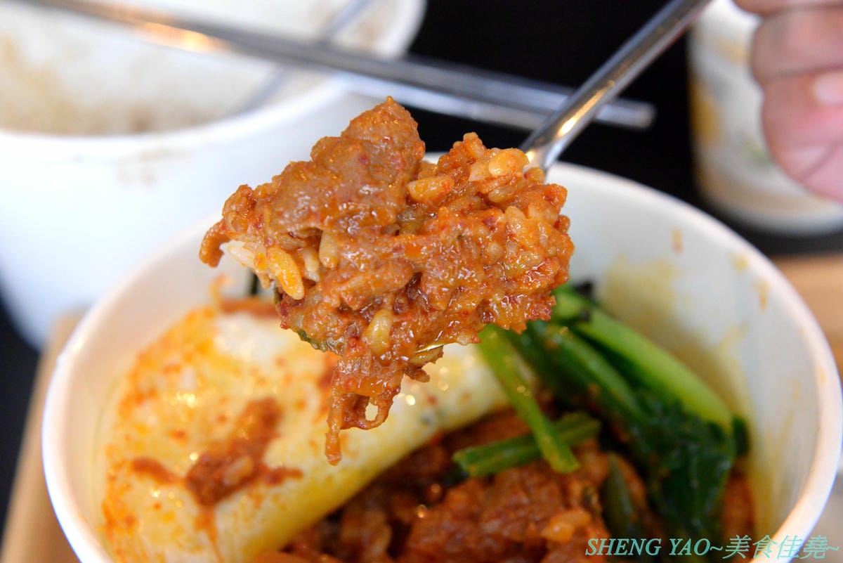 [台中龍井]On The Rice 上米韓食堂 – 東海商圈新開的韓式小食堂,老闆是帥氣挺拔的年輕韓國人,餐點現點現做,醬汁也是現煮,好吃口味道地不會重辣甜膩,接受度很高,百元價格很親民,內用還有韓國人